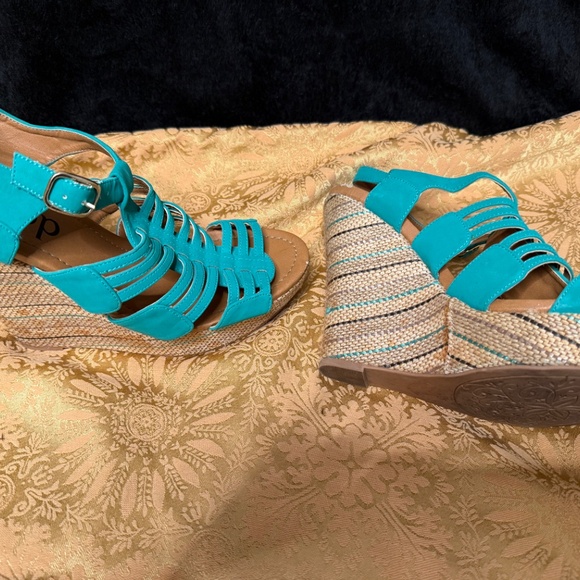 Teal & Tan Platform Wedges - Picture 6 of 8